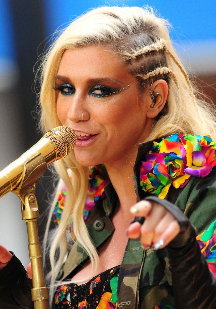 kesha-performing-thanksgiving-concert-on-today-show-02