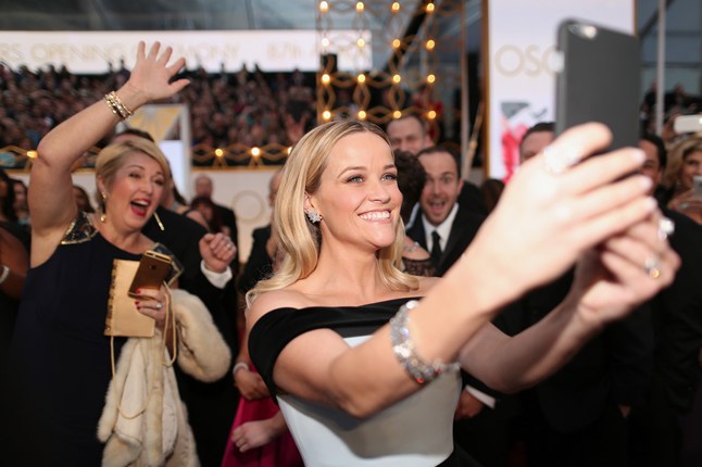 Reese-Witherspoon-takes-a-selfie-Vogue-23Feb15-Getty_b_646x430